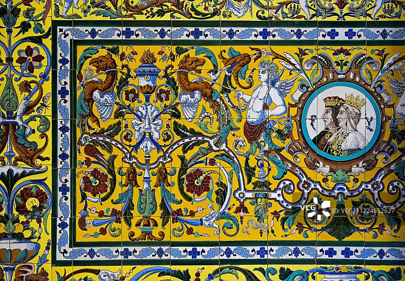 阿祖列霍，彩色瓷砖上有卡斯提尔女王伊莎贝拉一世和国王费迪南二世的肖像。产于欧洲西班牙格拉纳达省的阿拉贡图片素材