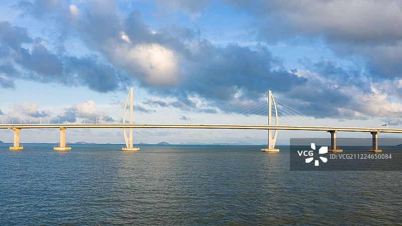 低角度航拍港珠澳大桥，天气晴朗蓝天白云图片素材