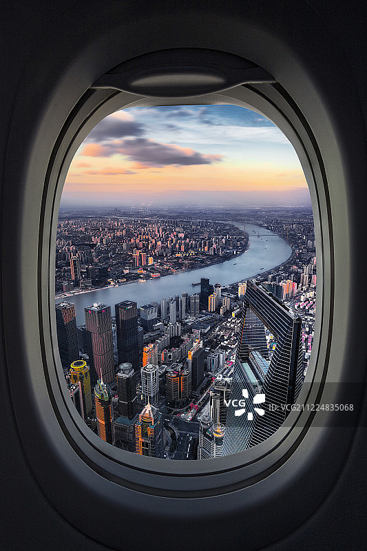 飞机窗外的城市风光图片素材