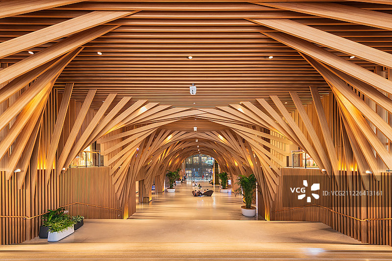 大型购物中心木制连廊室内景观图片素材