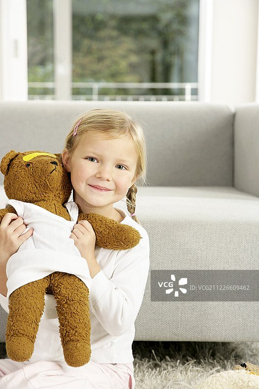 女孩和泰迪熊的肖像图片素材