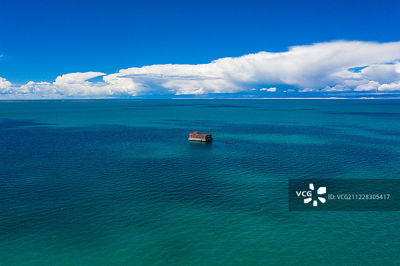 航拍蓝天白云下的平静的青海湖面上的中国鱼雷发射试验基地图片素材