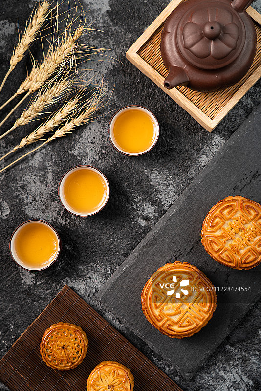 黑色背景中的 中秋节月饼图片素材
