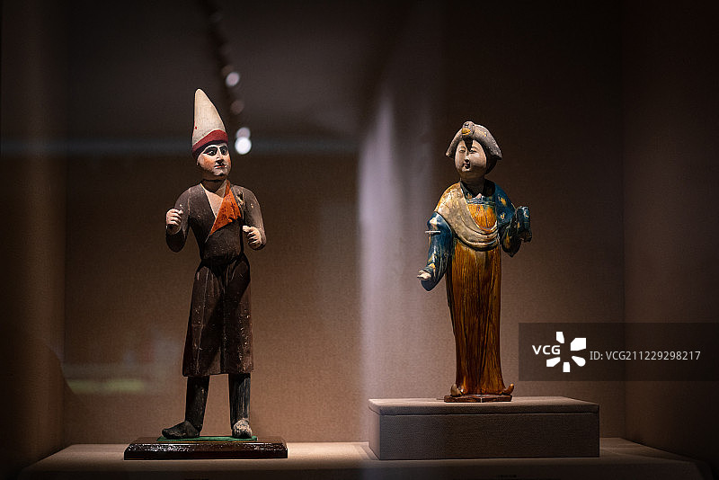 甘肃敦煌莫高窟博物馆里的陶俑展览品图片素材