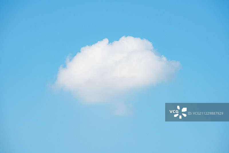 晴朗天气时分的蓝天与一朵白云图片素材