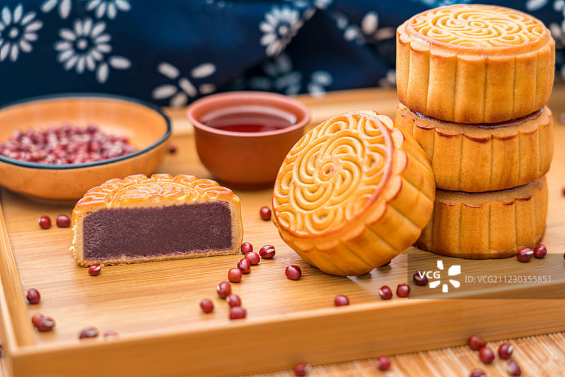 放在托盘里的中国中秋节美食红豆月饼图片素材