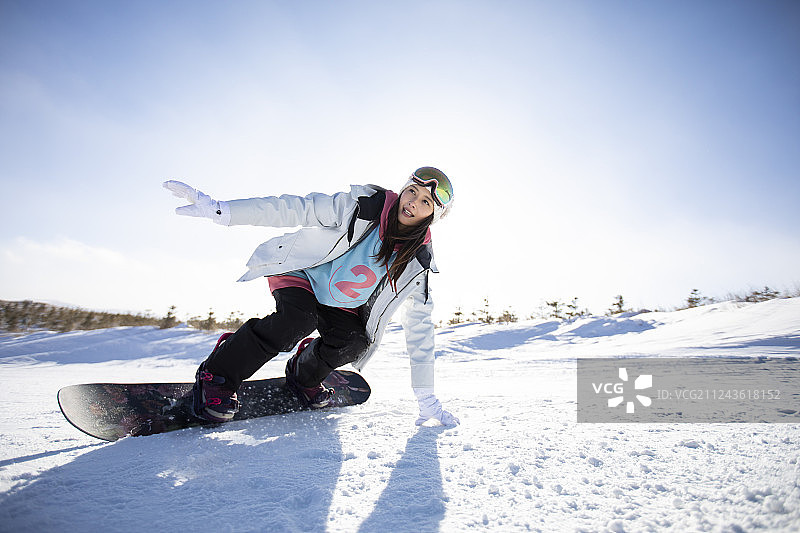 快乐的年轻女士在滑雪场滑雪图片素材
