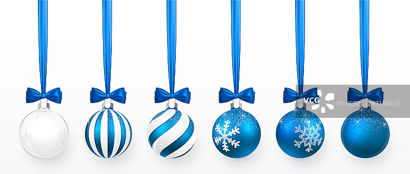 透明和蓝色的圣诞球与雪图片素材