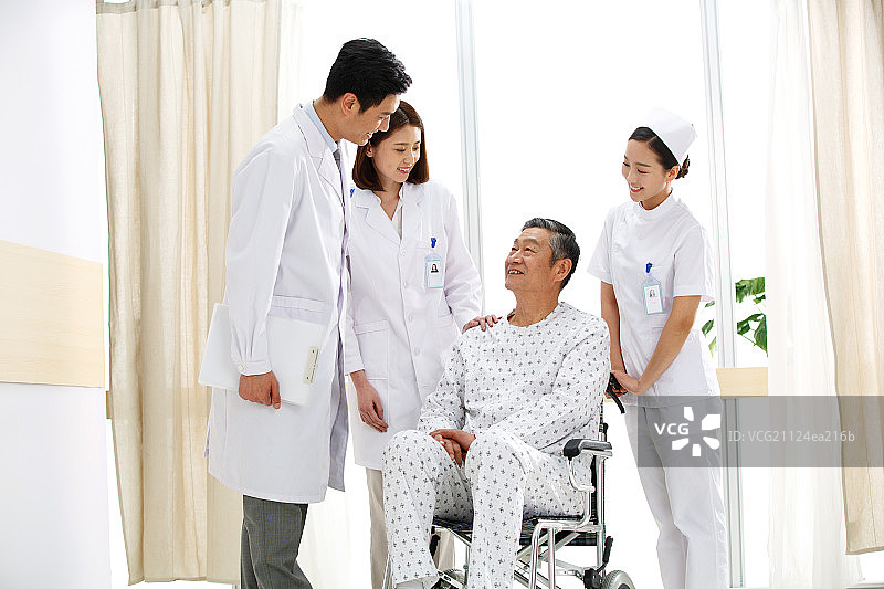医务工作者和坐在轮椅上的老年人图片素材