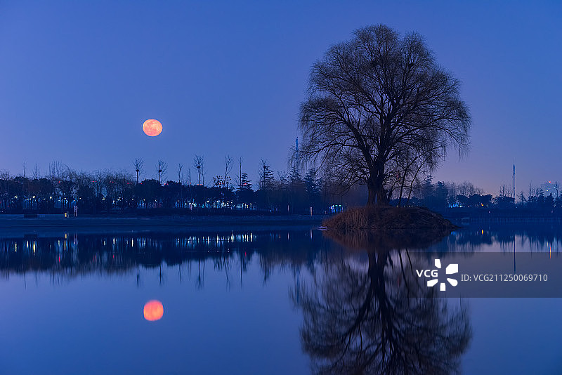 亚洲中国河南省郑州市北龙湖湿地公园月升图片素材