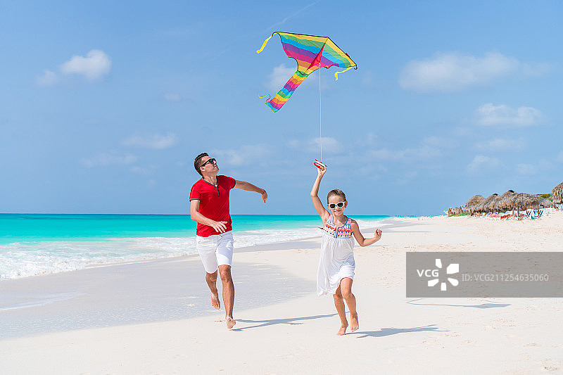 一家人在热带白沙滩一起放风筝图片素材