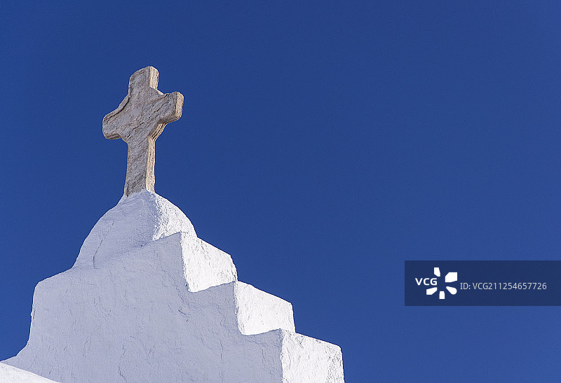 希腊米科诺斯白色教堂上的十字架图片素材