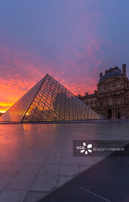 法国巴黎卢浮宫日落风光图片素材