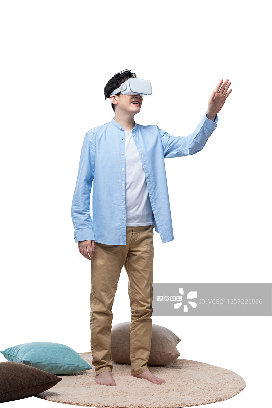 年轻男子在玩VR游戏图片素材