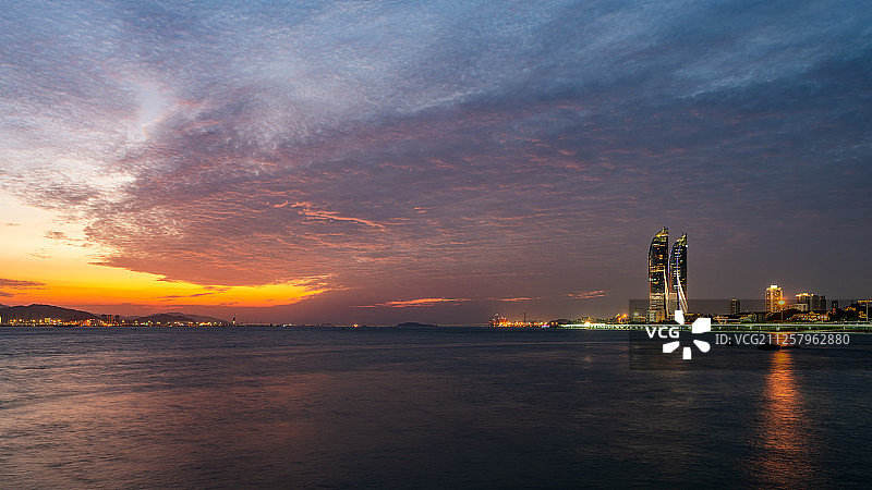厦门城市风光-屹立在海边的双子塔图片素材