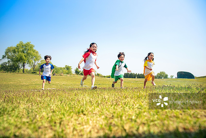 儿童，童年，小学生，幼儿园，草坪，嬉戏，跑步图片素材