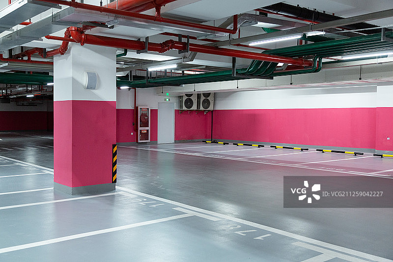 上海现代化干净整洁的彩色地下停车场图片素材