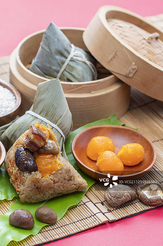 美味的肉粽与各种食材摆放在一起图片素材