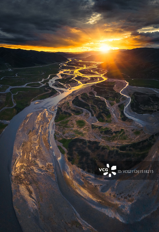 日落下的青海省的黄河第一湾图片素材