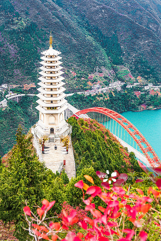 长江三峡巫峡镇水塔和巫山长江大桥图片素材