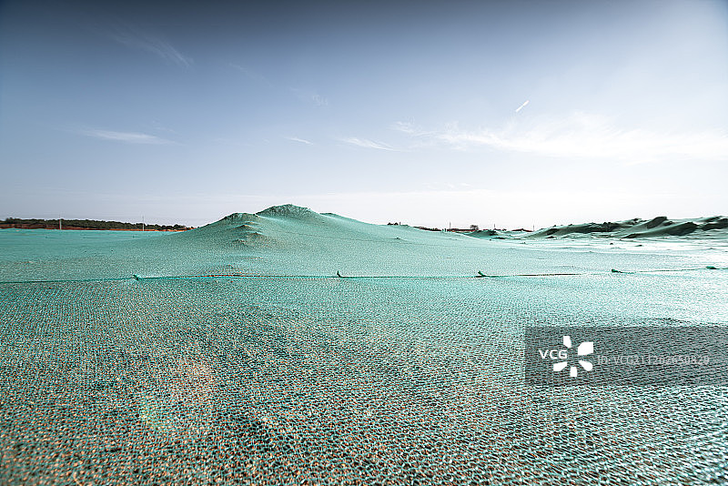 塑料防护覆盖的黄土地荒地汽车广告背景图素材图片素材