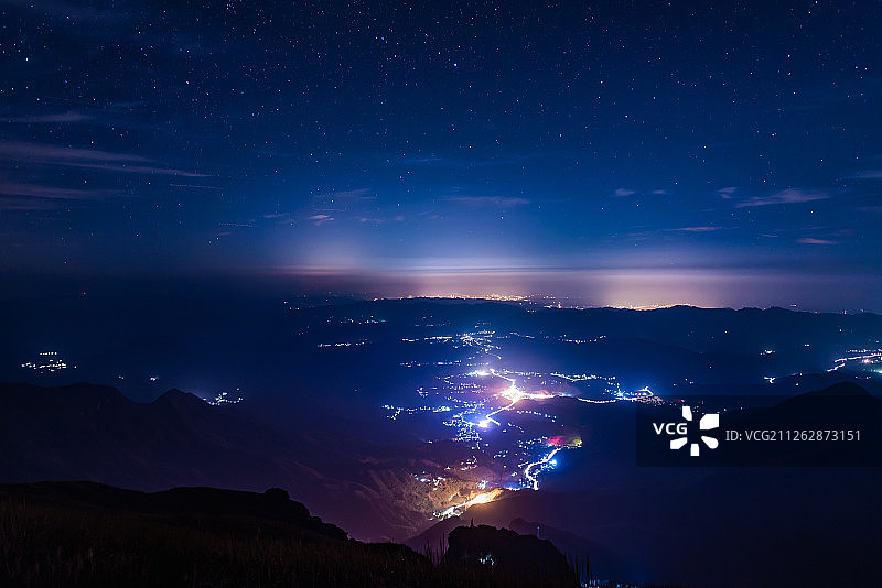 山顶城市光污染夜景星空图片素材