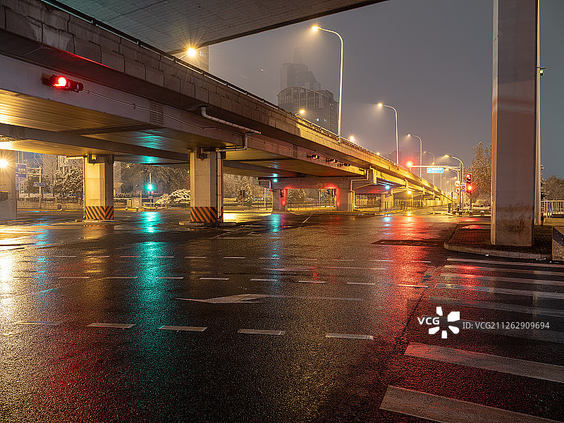 雨天夜晚的立交桥道路图片素材