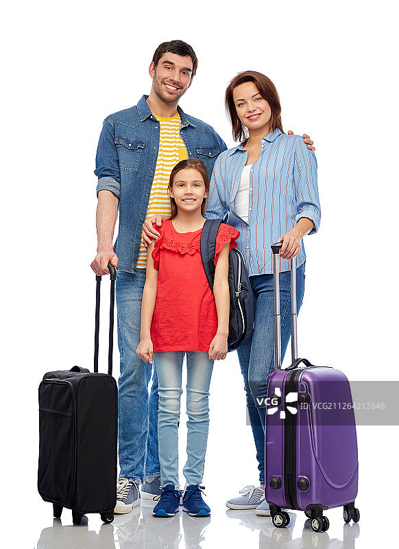 家庭，旅游和度假概念-快乐微笑的母亲，父亲和小女儿与旅行袋在白色的背景。幸福家庭带旅行包图片素材