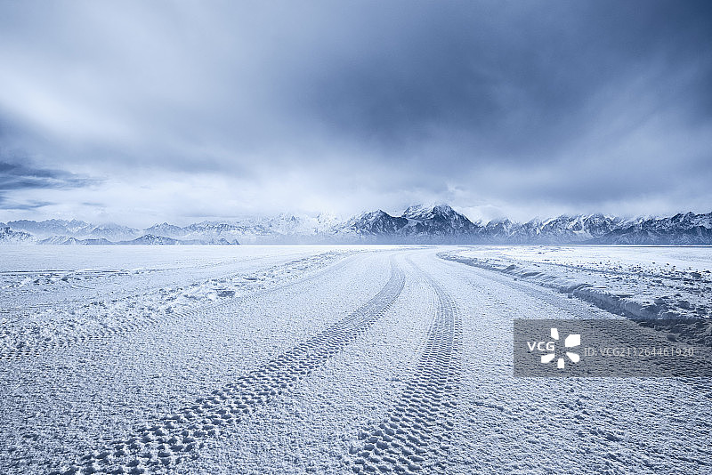 云景下的雪山和冰雪道路图片素材