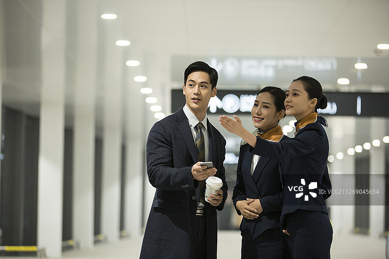 成功男商务人士和两名空姐在机场图片素材