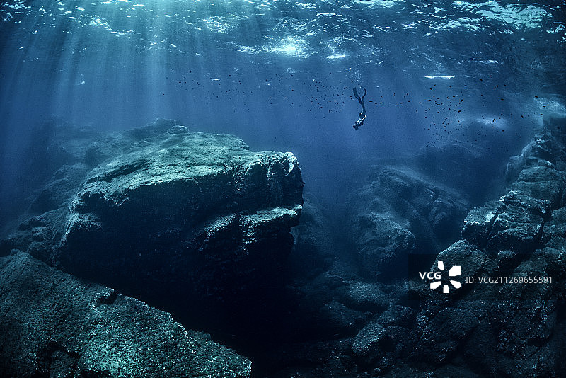 在深蓝色的大海中潜水图片素材
