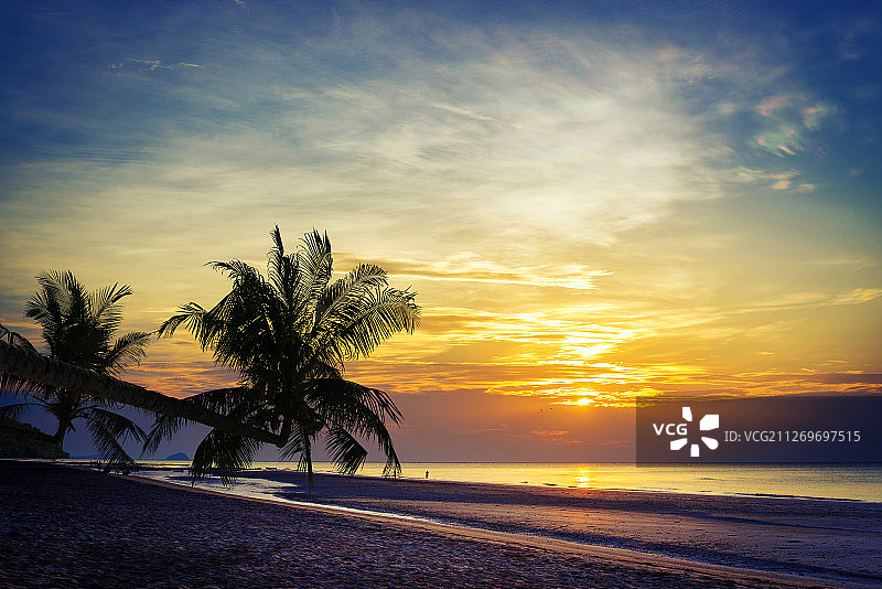 泰国的热带海滩，棕榈树和日落图片素材