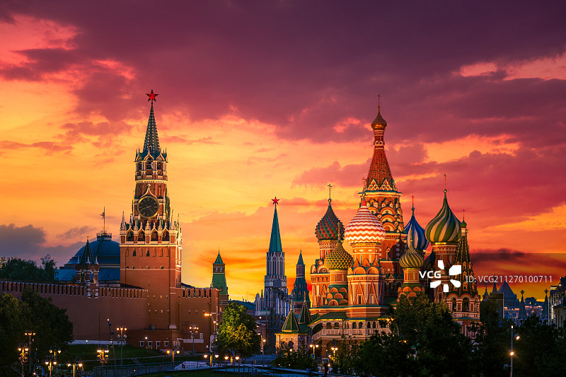 莫斯科圣瓦西里大教堂红场火烧云日落图片素材
