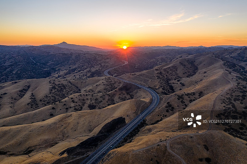 美国加利福尼亚州公路日落航拍图片素材