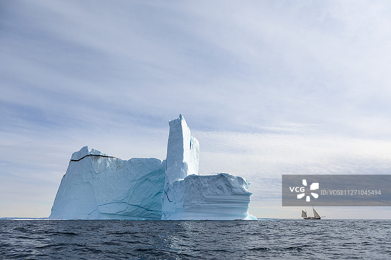雄伟的冰山形成在阳光灿烂的大西洋格陵兰岛图片素材
