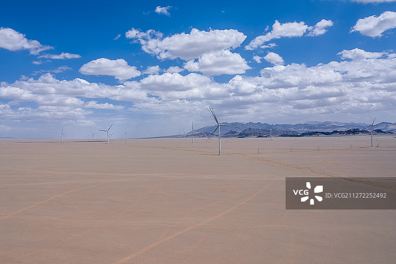 风力发电沙漠白天图片素材