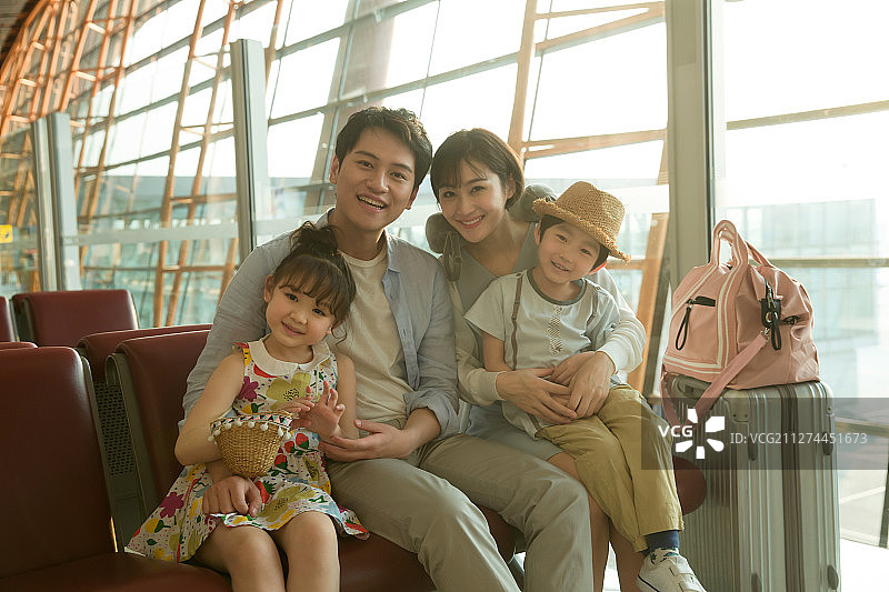 快乐家庭在机场候机厅图片素材
