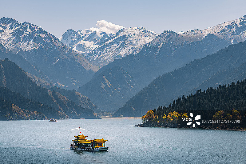 中国新疆天池景区雪山湖泊游船图片素材