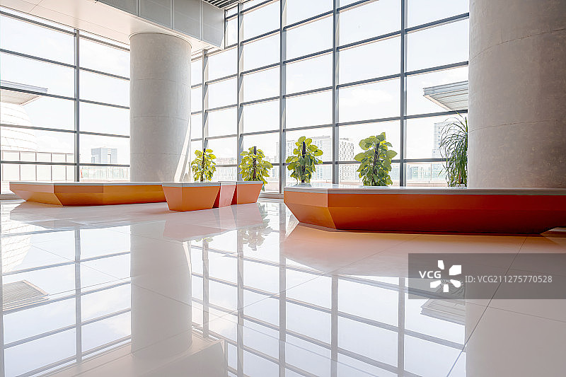 现代建筑巨大的落地窗和干净的宽敞砖地室内空间结构图片素材