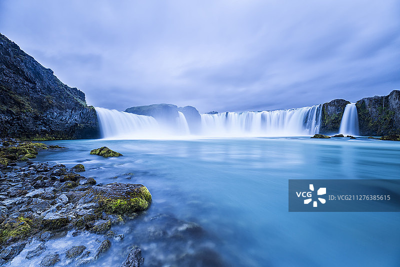 欧洲冰岛众神瀑布礁石湖泊阴天乌云图片素材