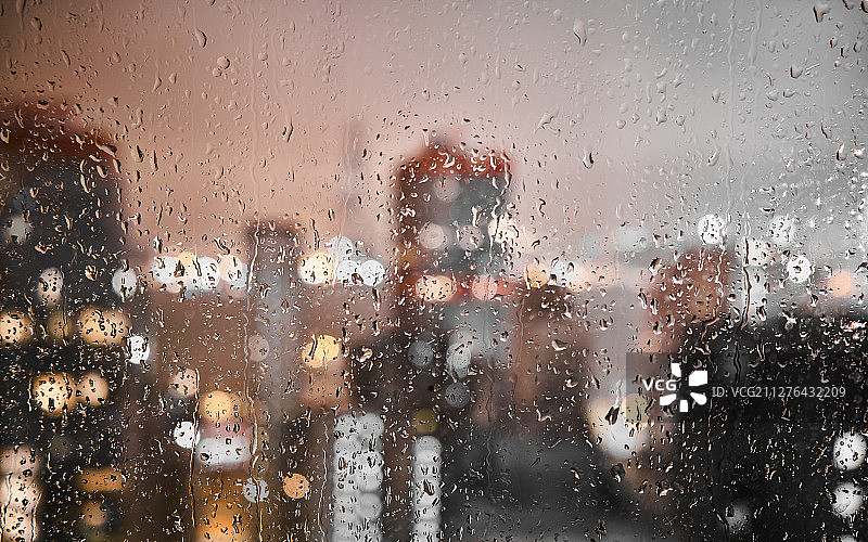 雨天窗外城市夜景图片素材