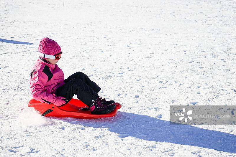 小女孩穿着雪服在内华达滑雪胜地滑雪。小女孩在内华达山脉滑雪胜地滑雪。图片素材