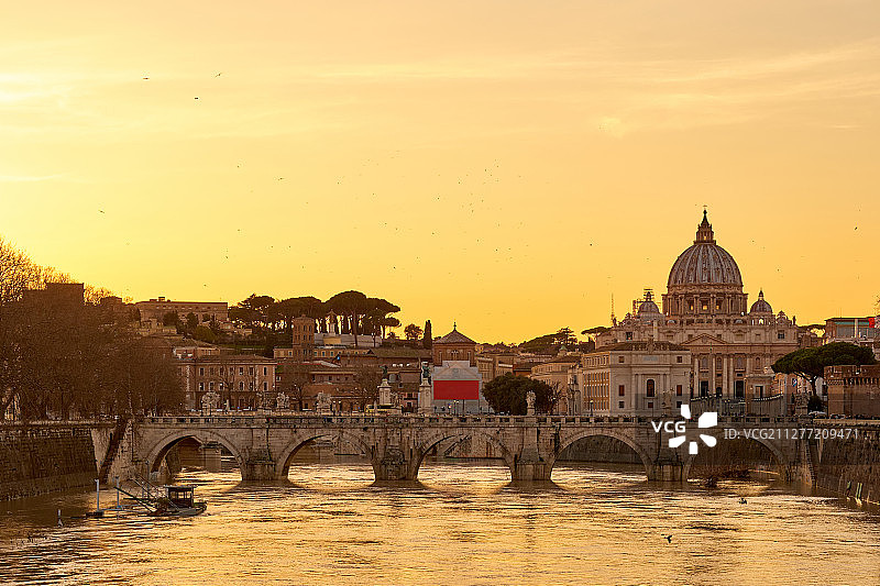 圣彼得大教堂和台伯河日落时涨潮。意大利罗马，梵蒂冈的圣彼得大教堂和圣安杰洛桥图片素材