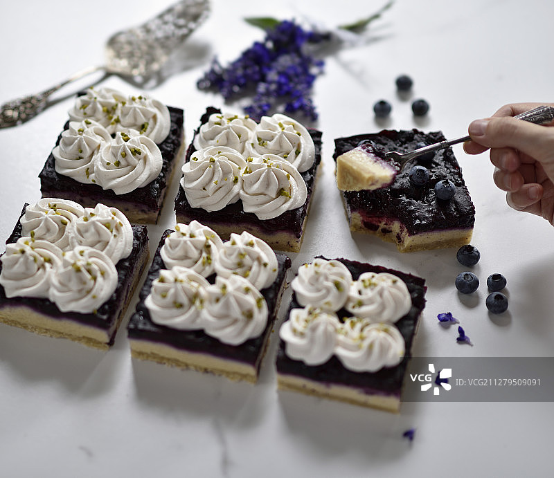 素食蓝莓和夸克粗面粉蛋糕，奶油和切碎的开心果图片素材
