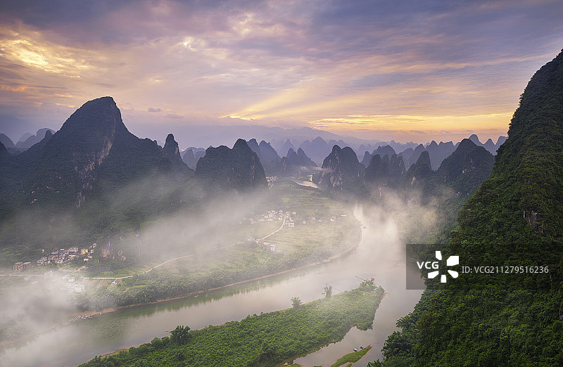 清晨中的桂林山水美景图片素材