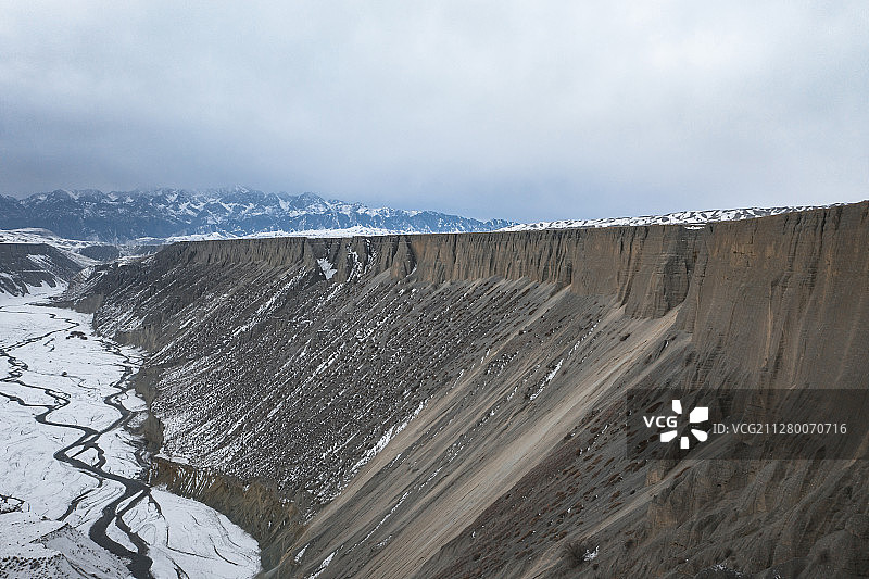 航拍冬季里的新疆安集海大峡谷图片素材