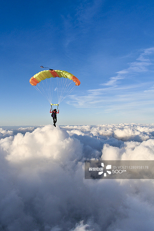 飞越云层-降落伞图片素材