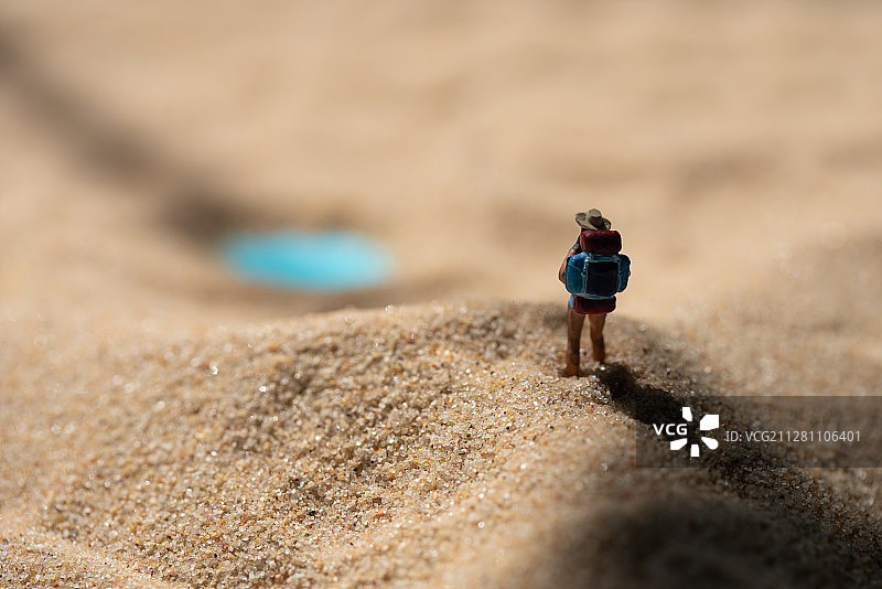 微缩小人模型一个人沙漠图片素材