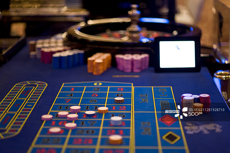 赌场桌上赌博筹码的特写镜头图片素材