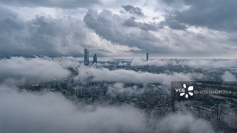 暴雨间隙的广州泛起了壮阔的云海图片素材